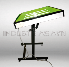 Mesa de Dibujo Técnico con Tablero de Luz Verde y Vidrio Transparente